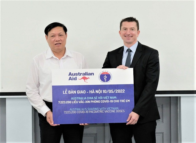 photo 1 australian deputy ambassador mark tatterall and vice minister of health do xuan tuyen