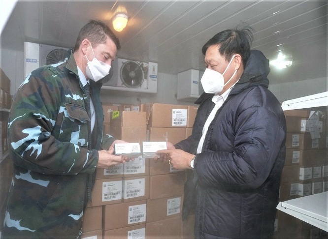 photo 3deputy ambassador mark tattersall and vice minister of health do xuan tuyen in freezer