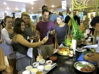 Sinh viên Mỹ tìm hiểu văn hóa ẩm thực Việt