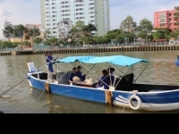 Ngồi thuyền dạo kênh ngắm Sài Gòn
