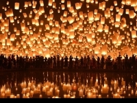 Lung linh rực rỡ đèn hoa trong lễ hội Loy Krathong ở Thái Lan