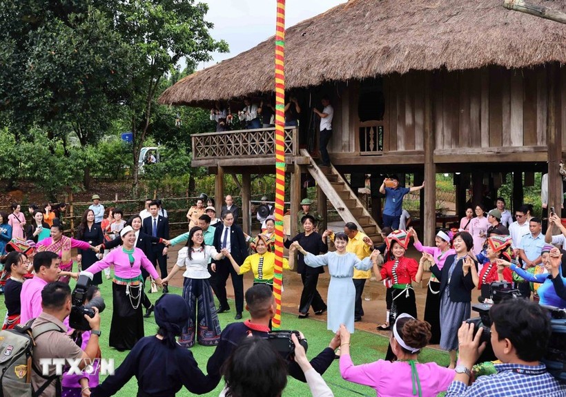 hai-phu-nhan-thu-tuong-viet-nam-va-nhat-ban-tham-lang-van-hoa-du-lich-cac-dan-toc-viet-nam-4-1772426690.jpg