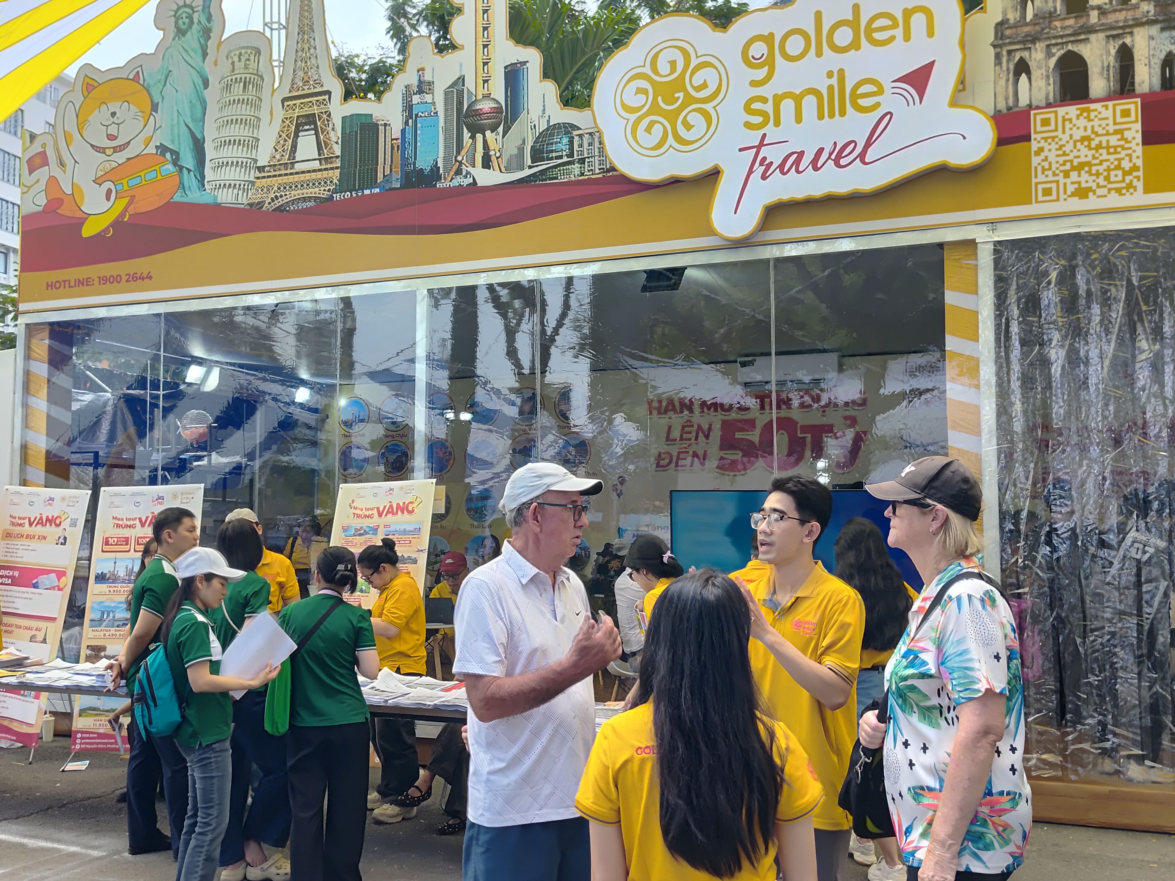 khach-nuoc-ngoai-tai-gian-hang-golden-smile-1775285849.jpg