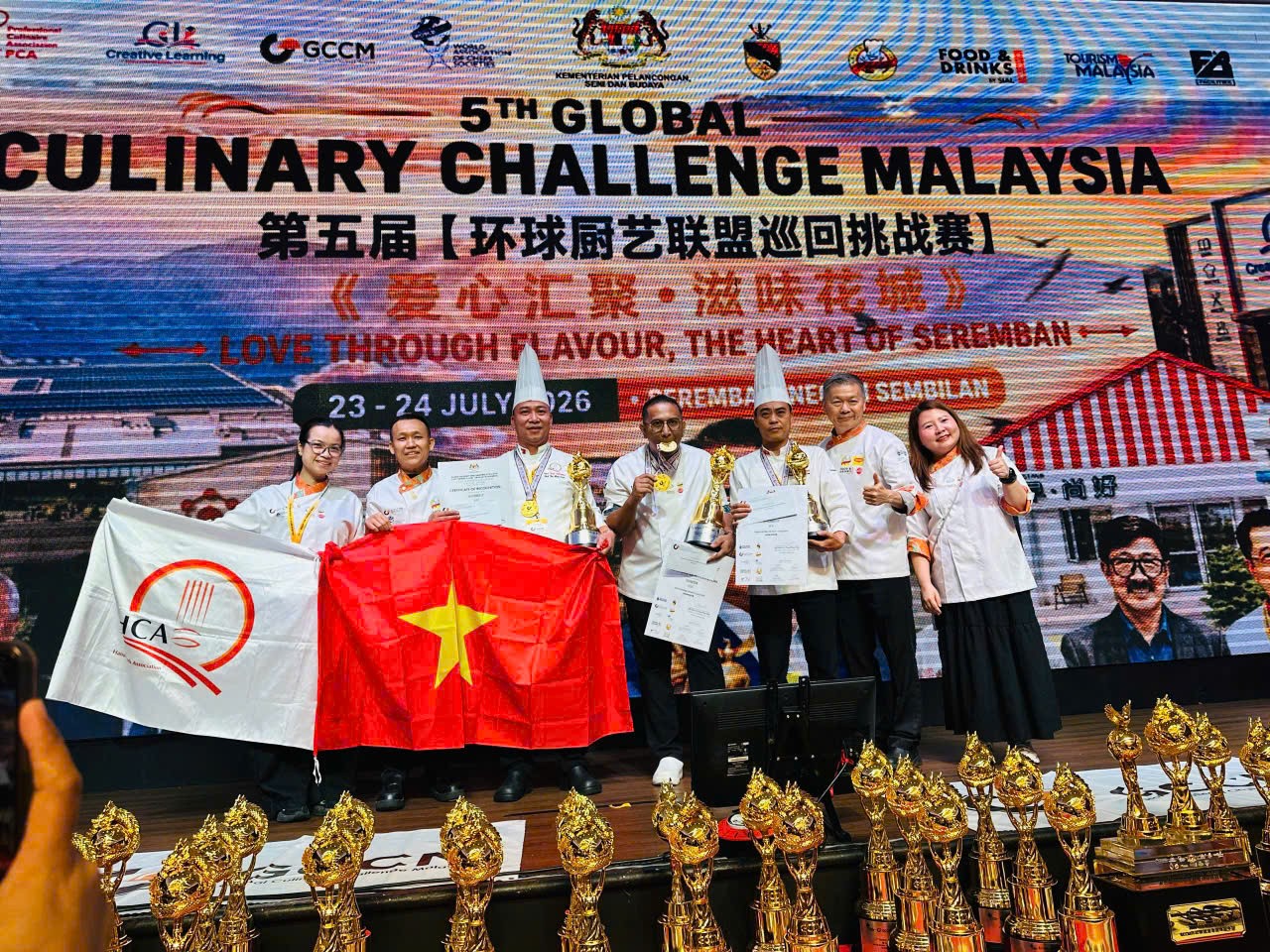 ong-bui-minh-tuan-va-ong-pham-hoai-nam-ben-cup-vang-hang-muc-asian-noodles-1784980173.jpg