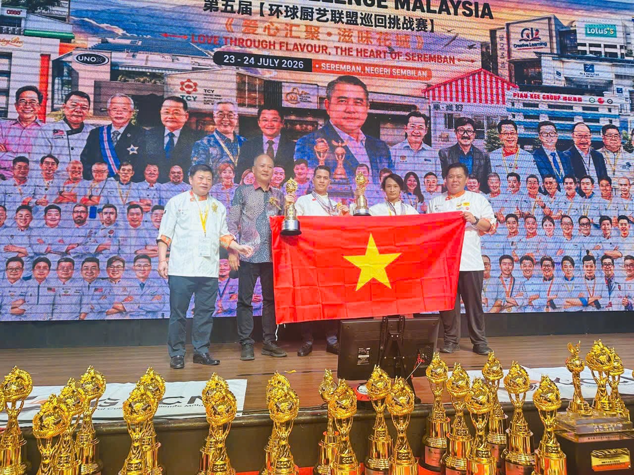 ong-le-quang-dat-va-ong-pham-xuan-tung-ben-cup-vang-hang-muc-fruits-vegetables-carving-display-tai-gccm-malaysia-2026-1784980173.jpg