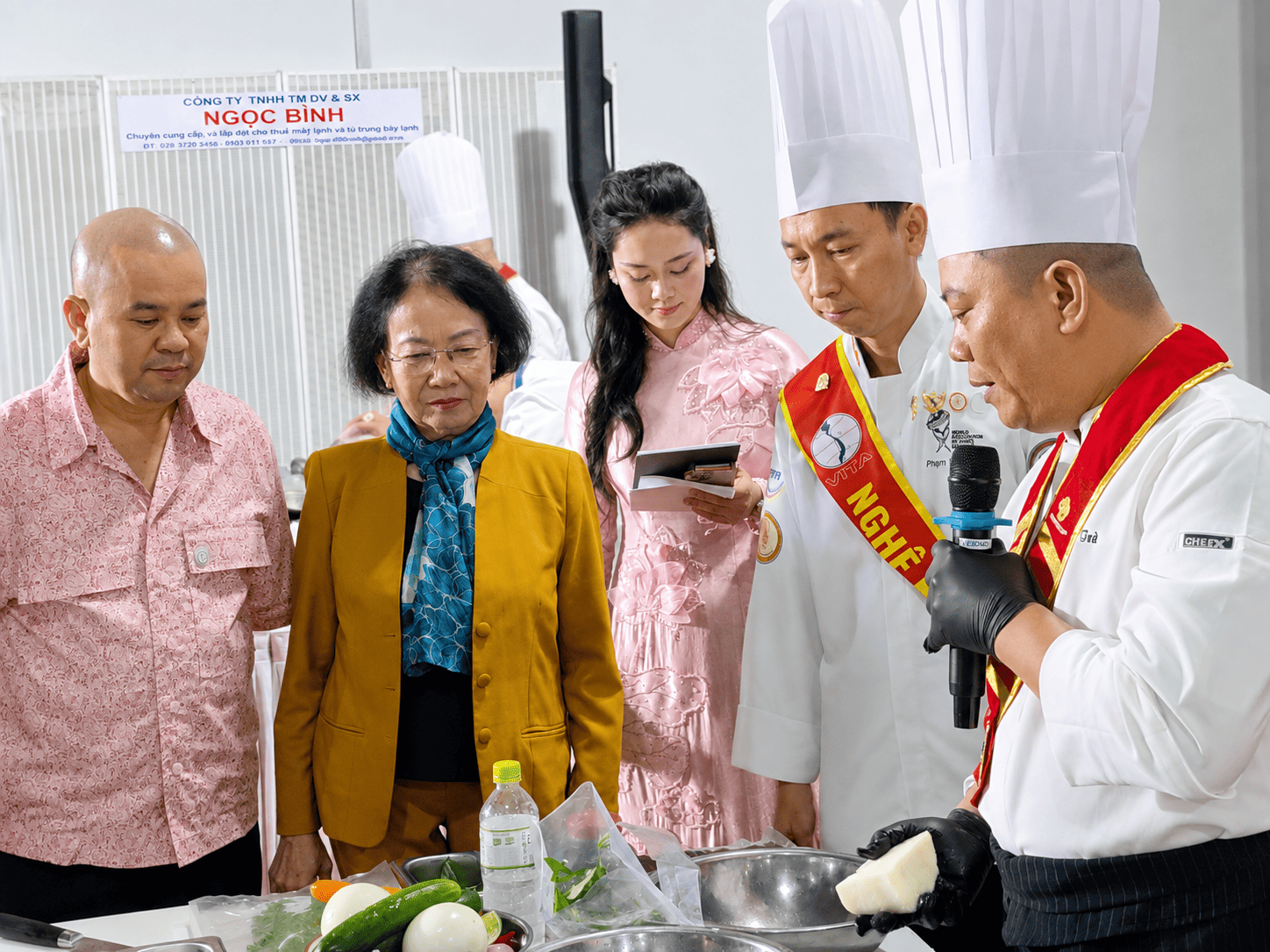 cac-dai-bieu-va-ban-giam-khao-quan-sat-cac-dau-bep-che-bien-mon-an-1786208186.png