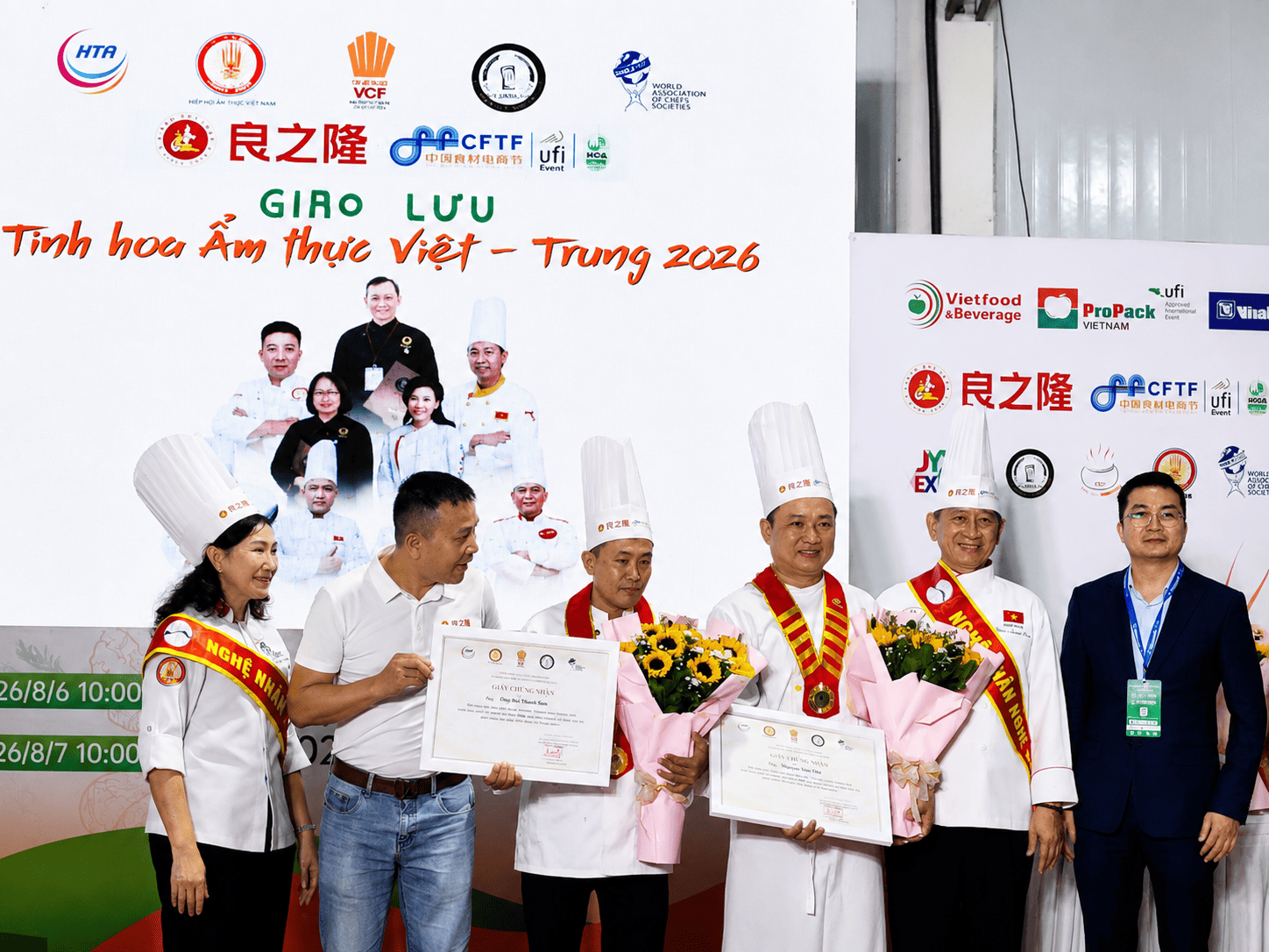cac-dai-bieu-va-cac-dau-bep-thuc-hien-mon-an-1786212091.png