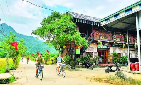 Bản Lác thu hút du khách dịp cuối năm