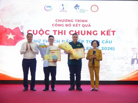 Cảm xúc trào dâng cờ Tổ quốc tung bay trên bục trao giải Chung kết nghề bếp thế giới